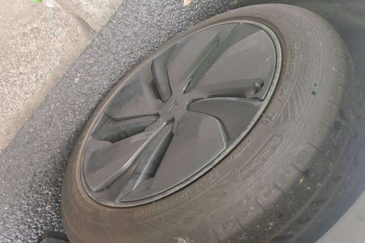 Used Tesla Model Y 2025 Rear-Wheel-Drive Version Right Front Wheel Hub