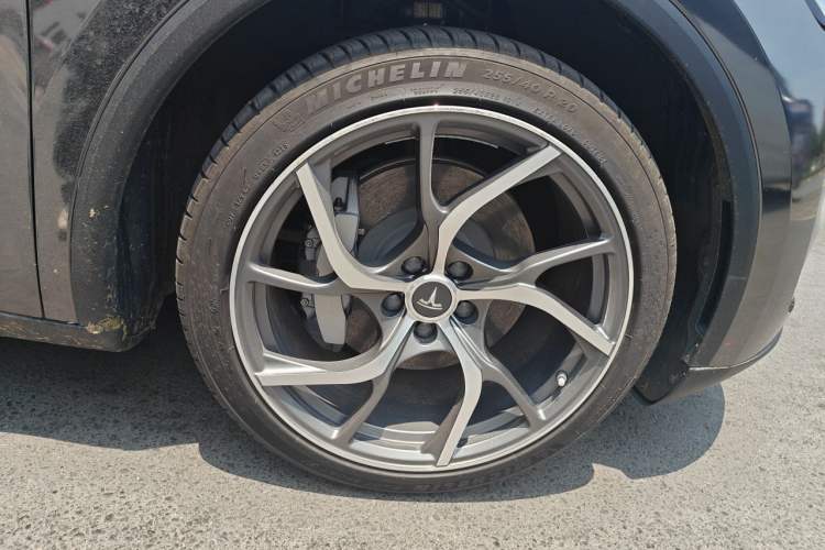 Used Tesla Model Y 2025 Long-Range All-Wheel Drive First Edition Right Front Wheel Hub