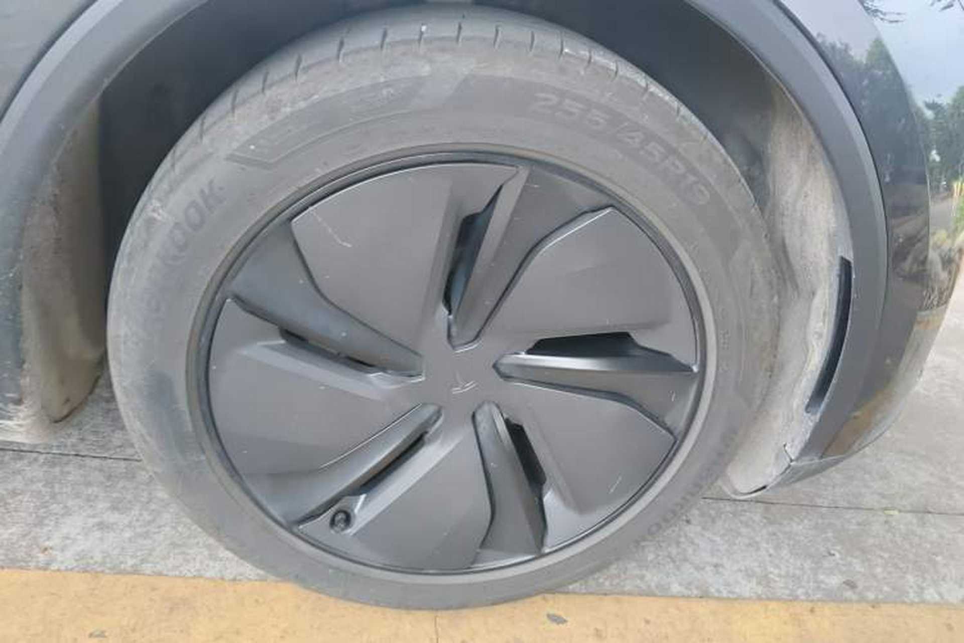 Used Tesla Model Y 2025 Long-Range All-Wheel Drive First Edition Right Front Wheel Hub