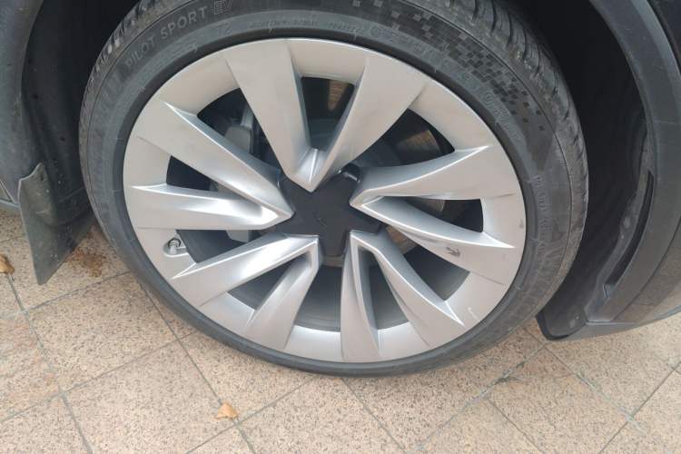 Used Tesla Model Y 2025 Rear-Wheel-Drive Version Right Front Wheel Hub