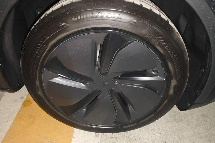 Used Tesla Model Y 2025 Rear-Wheel-Drive Version Right Front Wheel Hub