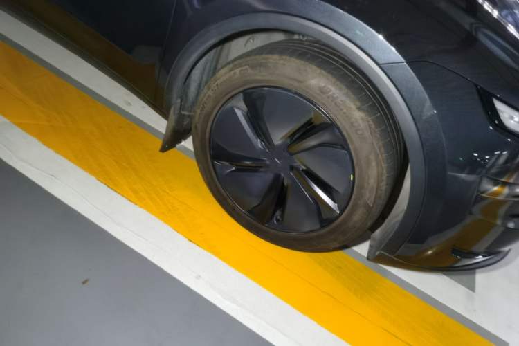 Used Tesla Model Y 2025 Updated Version Long-Range All-Wheel Drive Right Front Wheel Hub