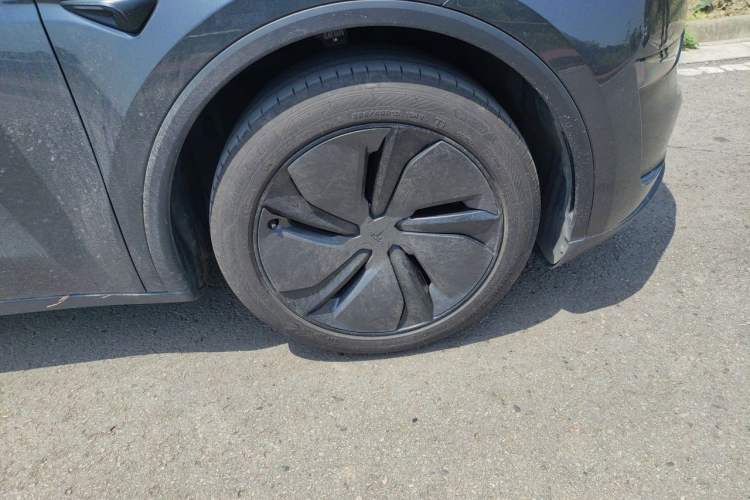 Used Tesla Model Y 2025 Rear-Wheel-Drive Version Right Front Wheel Hub