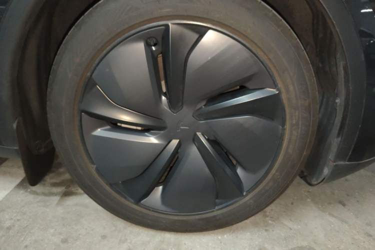 Used Tesla Model Y 2025 Rear-Wheel-Drive Version Right Front Wheel Hub
