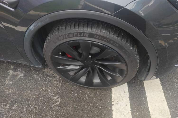 Used Tesla Model Y 2025 Long-Range All-Wheel Drive First Edition Right Front Wheel Hub