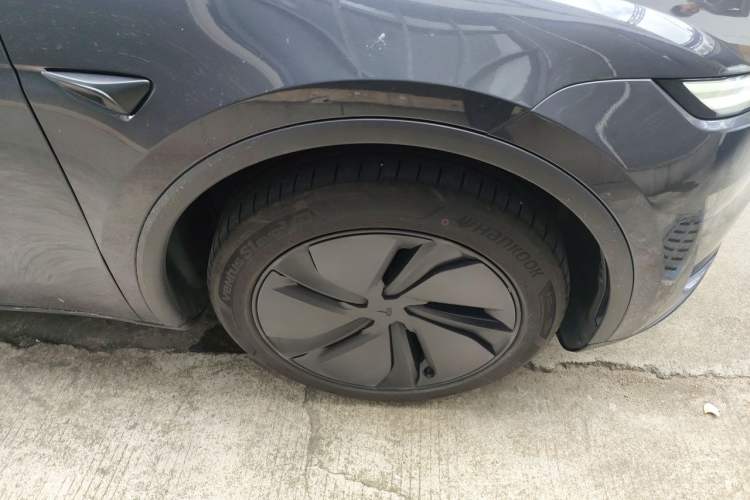 Used Tesla Model Y 2025 Long-Range All-Wheel Drive First Edition Right Front Wheel Hub