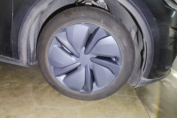 Used Tesla Model Y 2025 Rear-Wheel-Drive Version Right Front Wheel Hub