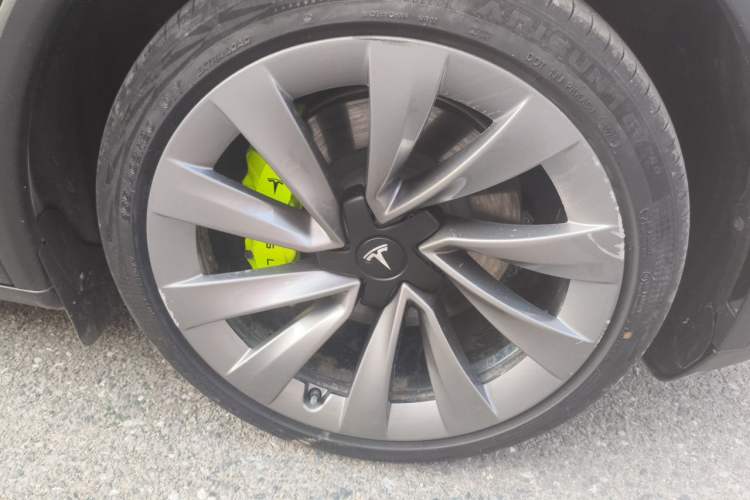 Used Tesla Model Y 2025 Long-Range All-Wheel-Drive Version Right Front Wheel Hub