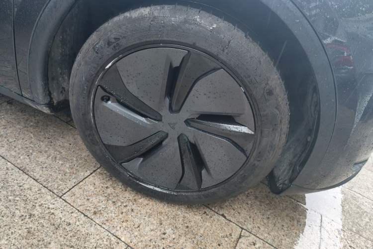 Used Tesla Model Y 2025 Rear-Wheel-Drive Version Right Front Wheel Hub