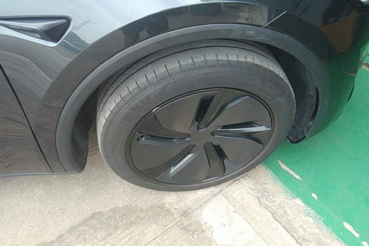 Used Tesla Model Y 2025 Rear-Wheel Drive First Edition Right Front Wheel Hub