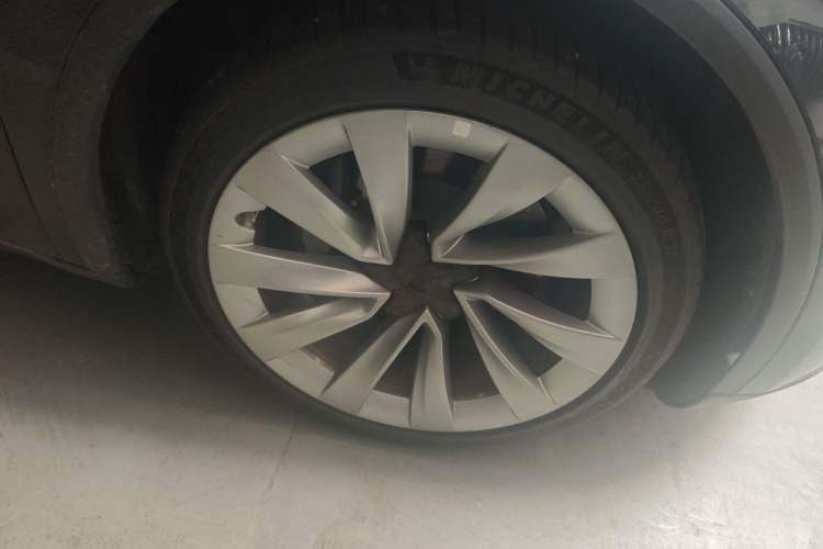 Used Tesla Model Y 2025 Long-Range All-Wheel Drive First Edition Right Front Wheel Hub