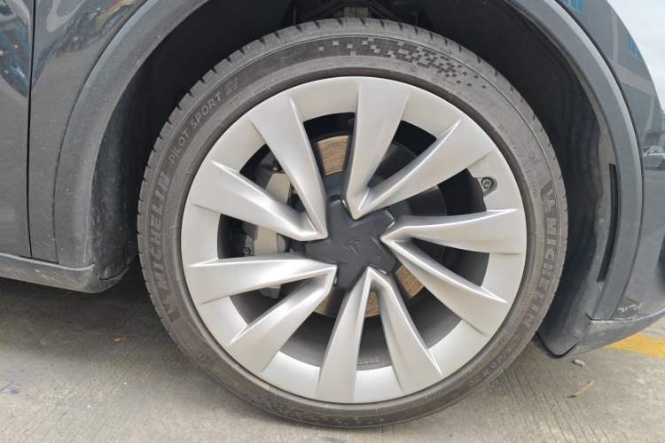 Used Tesla Model Y 2025 Long-Range All-Wheel Drive First Edition Right Front Wheel Hub