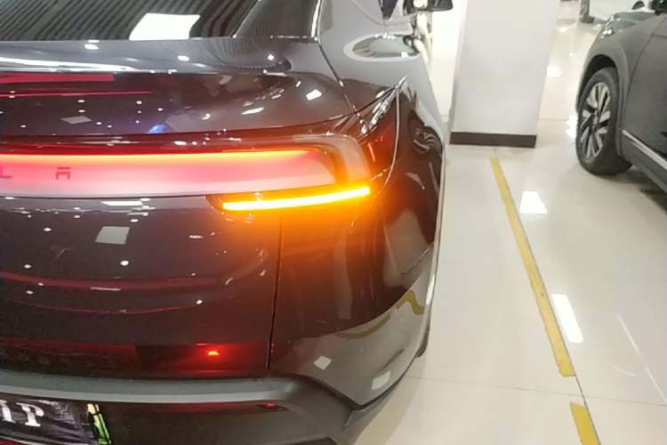 Used Tesla Model Y 2025 Rear-Wheel Drive First Edition Right Rear Taillight