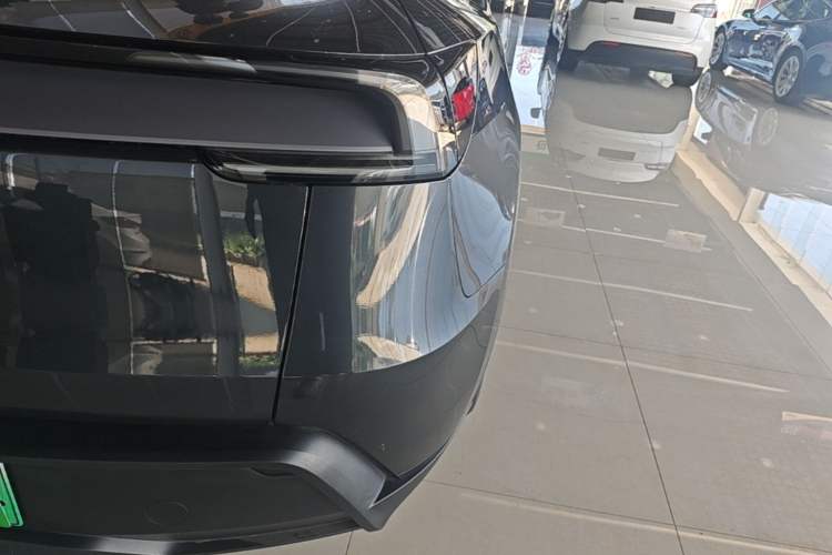 Used Tesla Model Y 2025 Long-Range All-Wheel Drive First Edition Right Rear Taillight