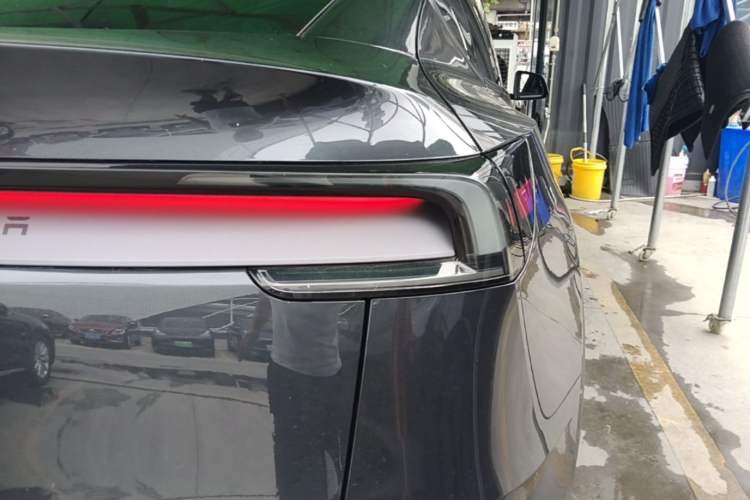 Used Tesla Model Y 2025 Rear-Wheel-Drive Version Right Rear Taillight