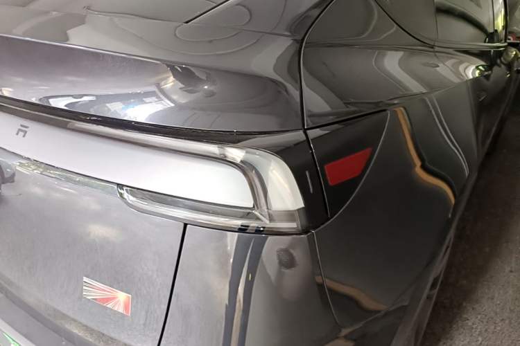 Used Tesla Model Y 2025 Rear-Wheel Drive First Edition Right Rear Taillight