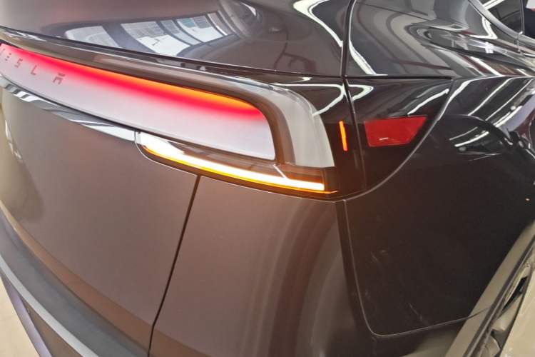 Used Tesla Model Y 2025 Long-Range All-Wheel-Drive Version Right Rear Taillight