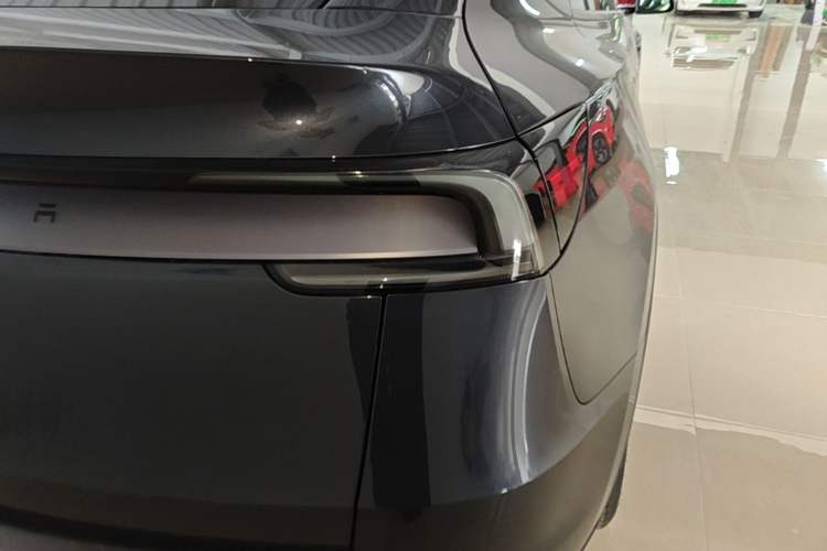 Used Tesla Model Y 2025 Long-Range All-Wheel-Drive Version Right Rear Taillight