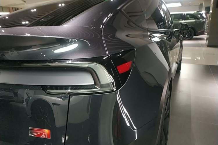Used Tesla Model Y 2025 Long-Range All-Wheel-Drive Version Right Rear Taillight