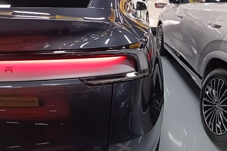 Used Tesla Model Y 2025 Long-Range All-Wheel-Drive Version Right Rear Taillight