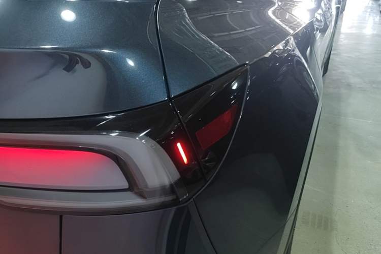 Used Tesla Model Y 2025 Long-Range All-Wheel Drive First Edition Right Rear Taillight