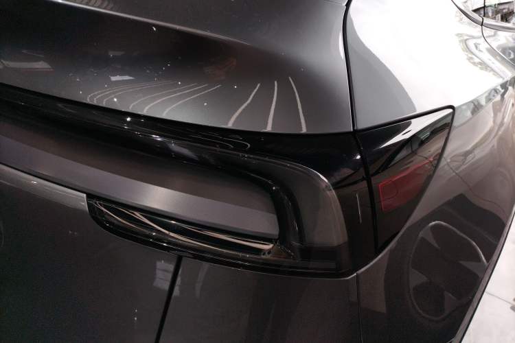 Used Tesla Model Y 2025 Long-Range All-Wheel-Drive Version Right Rear Taillight