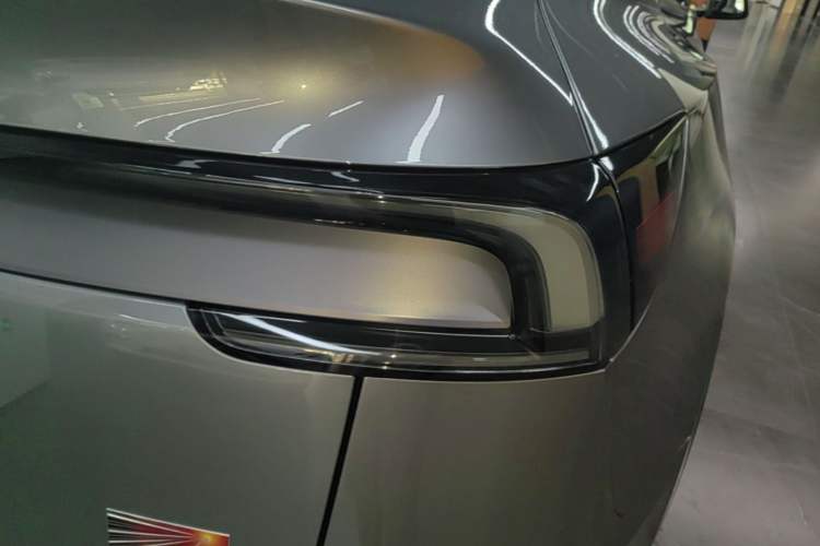 Used Tesla Model Y 2025 Long-Range All-Wheel Drive First Edition Right Rear Taillight