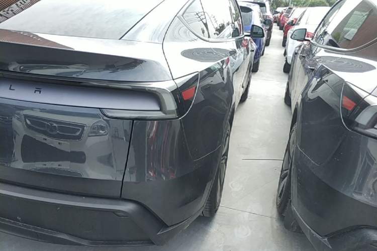 Used Tesla Model Y 2025 Long-Range All-Wheel-Drive Version Right Rear Taillight