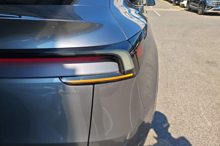 Used Tesla Model Y 2025 Rear-Wheel-Drive Version Right Rear Taillight
