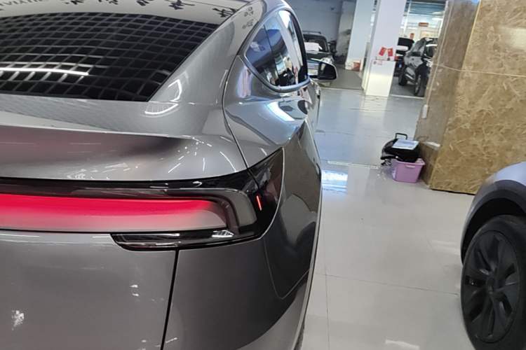 Used Tesla Model Y 2025 Rear-Wheel Drive First Edition Right Rear Taillight