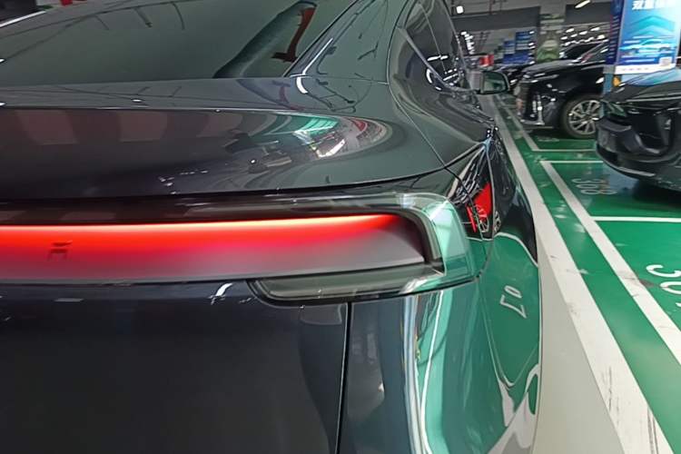 Used Tesla Model Y 2025 Rear-Wheel-Drive Version Right Rear Taillight