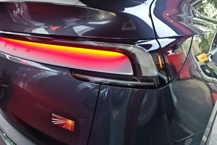 Used Tesla Model Y 2025 Long-Range All-Wheel Drive First Edition Right Rear Taillight