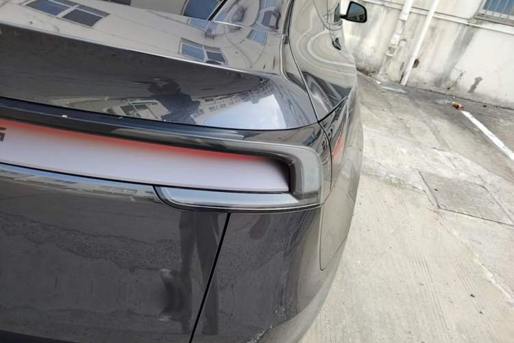 Used Tesla Model Y 2025 Long-Range All-Wheel Drive First Edition Right Rear Taillight