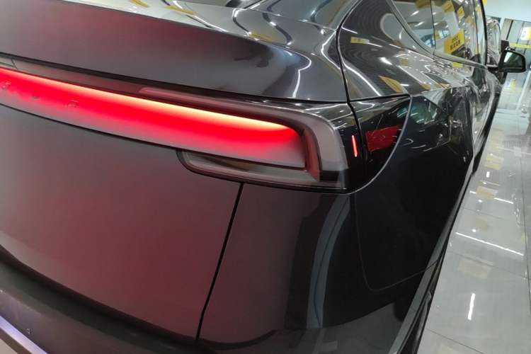 Used Tesla Model Y 2025 Long-Range All-Wheel-Drive Version Right Rear Taillight