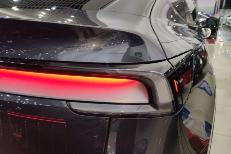 Used Tesla Model Y 2025 Rear-Wheel-Drive Version Right Rear Taillight