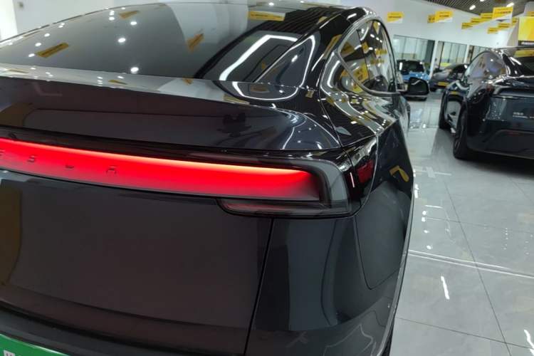 Used Tesla Model Y 2025 Long-Range All-Wheel-Drive Version Right Rear Taillight
