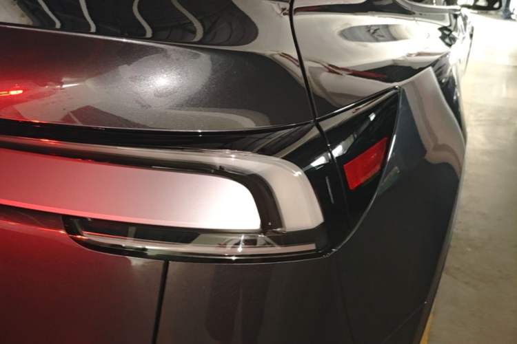 Used Tesla Model Y 2025 Long-Range All-Wheel-Drive Version Right Rear Taillight