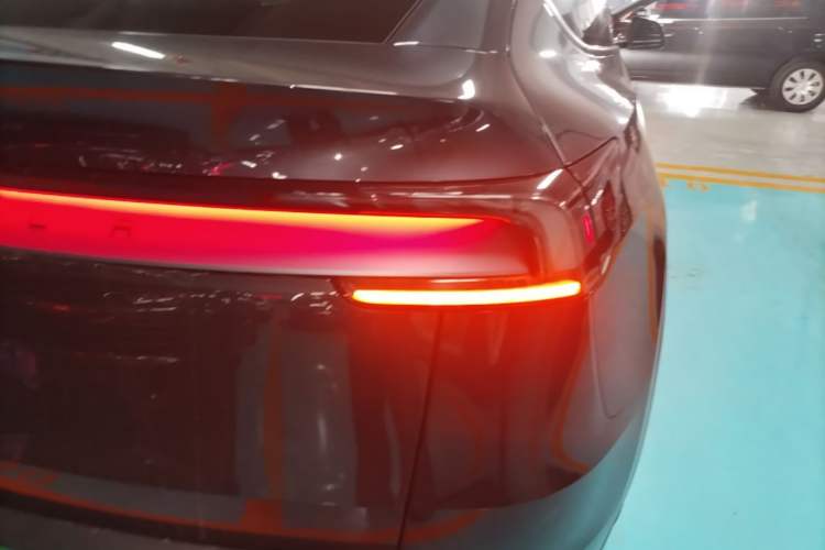 Used Tesla Model Y 2025 Rear-Wheel Drive First Edition Right Rear Taillight