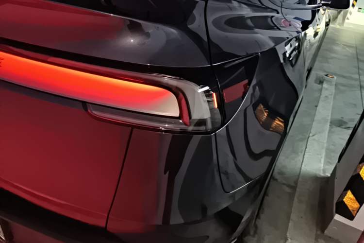 Used Tesla Model Y 2025 Rear-Wheel-Drive Version Right Rear Taillight