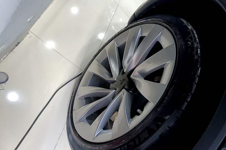 Used Tesla Model Y 2025 Rear-Wheel-Drive Version Right Rear Wheel Hub