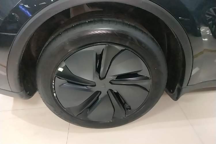 Used Tesla Model Y 2025 Rear-Wheel Drive First Edition Right Rear Wheel Hub