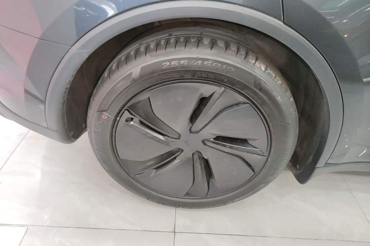 Used Tesla Model Y 2025 Long-Range All-Wheel-Drive Version Right Rear Wheel Hub