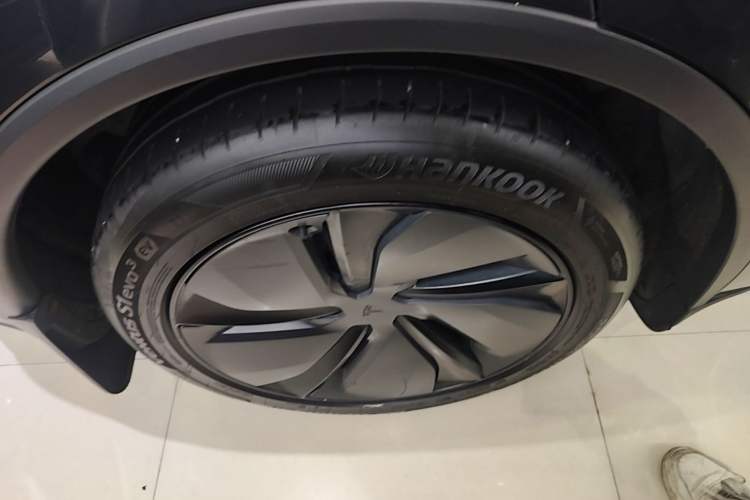 Used Tesla Model Y 2025 Long-Range All-Wheel-Drive Version Right Rear Wheel Hub