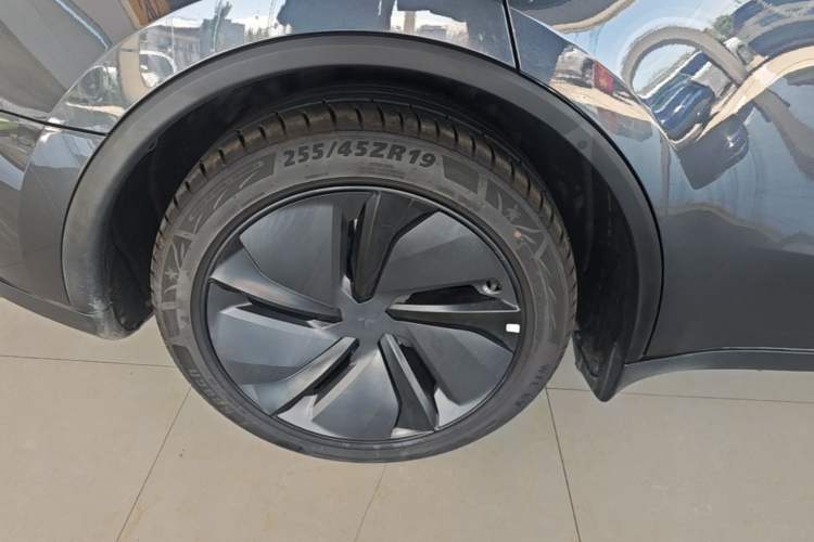 Used Tesla Model Y 2025 Long-Range All-Wheel Drive First Edition Right Rear Wheel Hub
