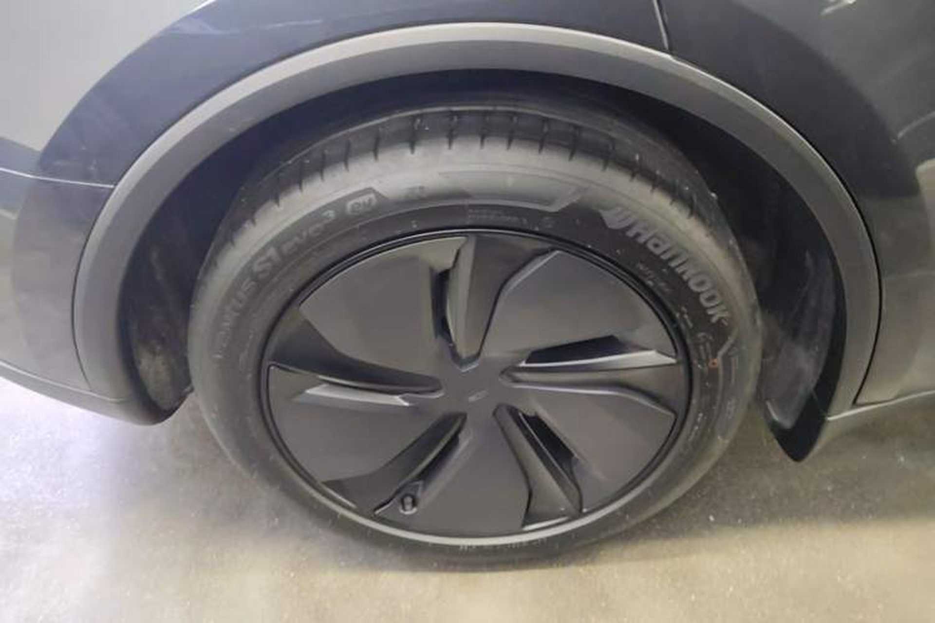 Used Tesla Model Y 2025 Long-Range All-Wheel Drive First Edition Right Rear Wheel Hub