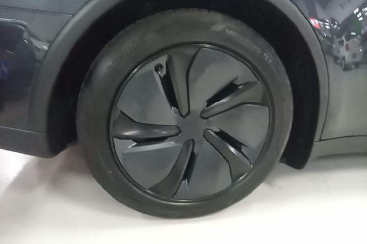 Used Tesla Model Y 2025 Long-Range All-Wheel Drive First Edition Right Rear Wheel Hub