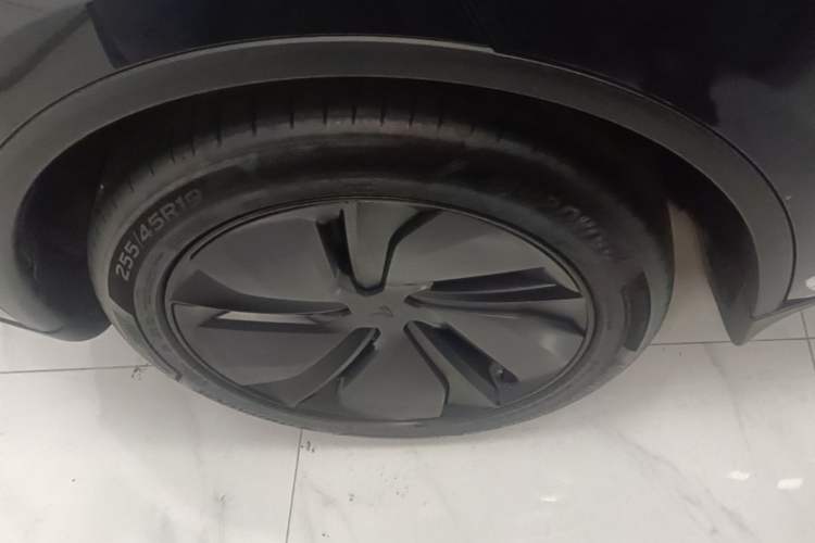 Used Tesla Model Y 2025 Long-Range All-Wheel-Drive Version Right Rear Wheel Hub