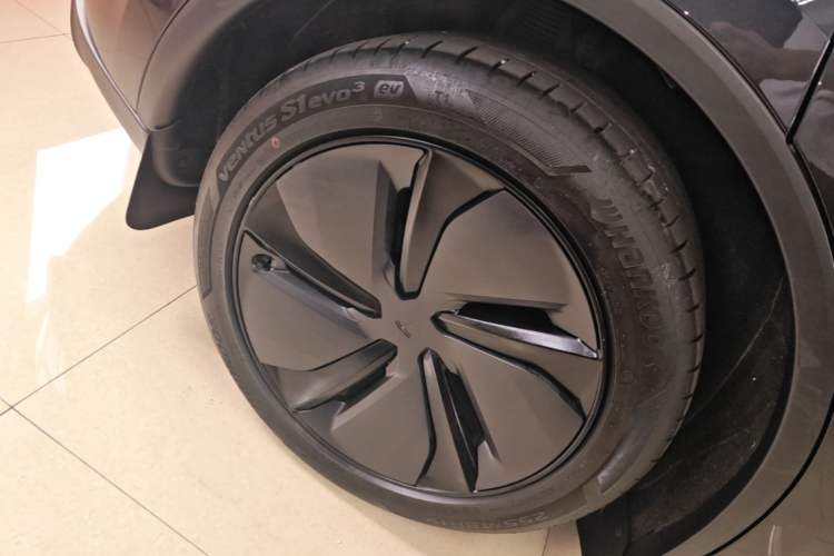 Used Tesla Model Y 2025 Long-Range All-Wheel-Drive Version Right Rear Wheel Hub