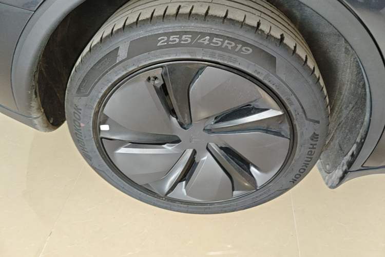 Used Tesla Model Y 2025 Long-Range All-Wheel-Drive Version Right Rear Wheel Hub