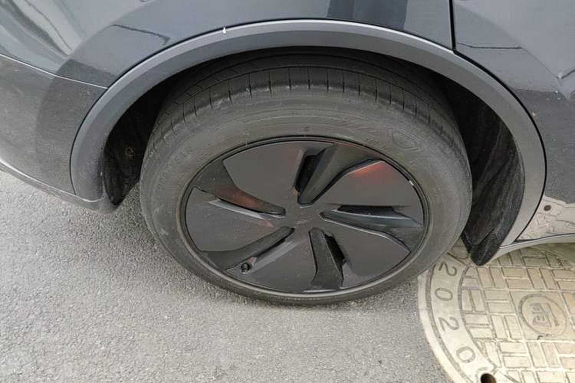 Used Tesla Model Y 2025 Rear-Wheel Drive First Edition Right Rear Wheel Hub